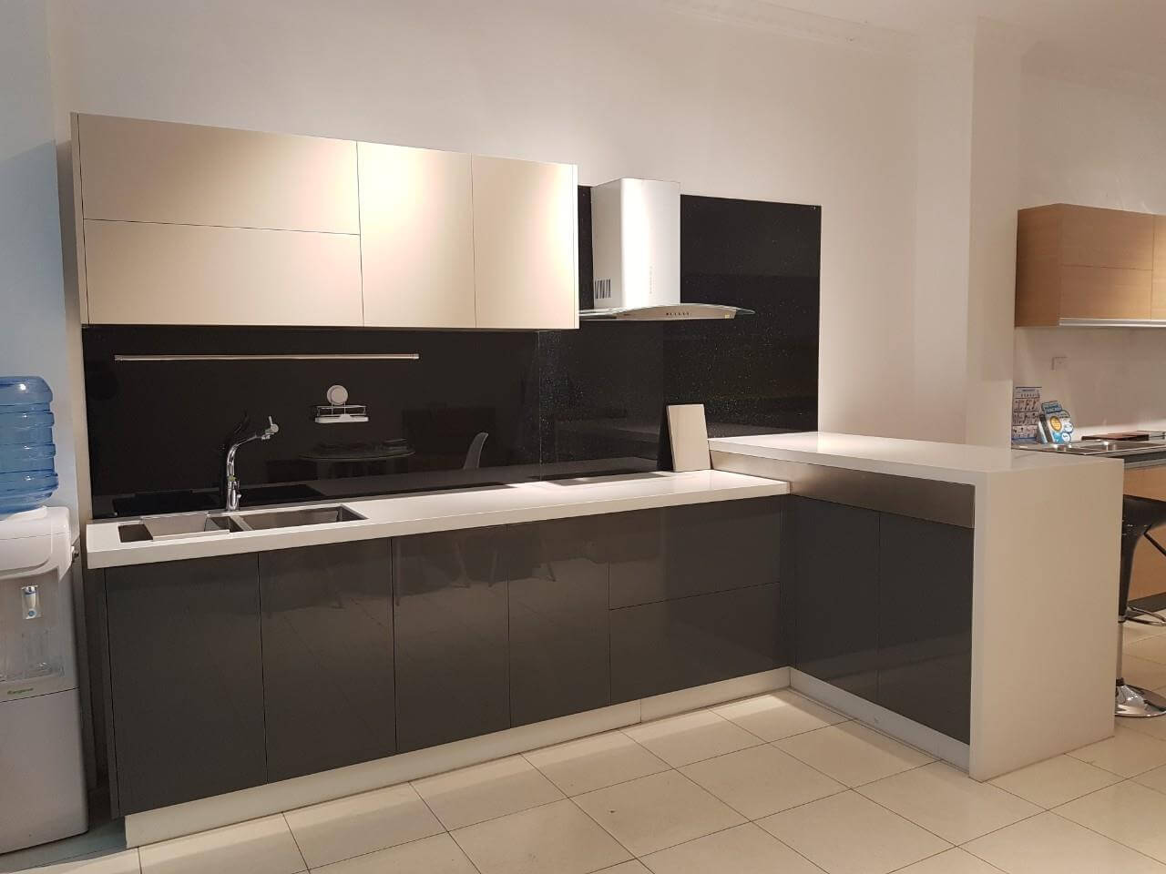 Với những không gian bếp nhỏ hẹp thì thiết kế tủ bếp cần tối giản nhưng đáp ứng các công năng cần thiết cho gia chủ Thiết kế phòng bếp, tủ bếp đẹp