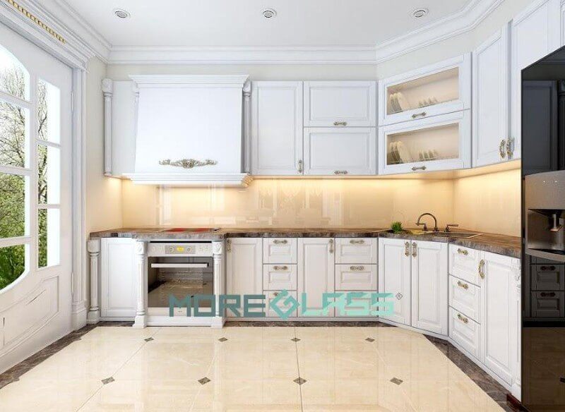 Thiết kế mẫu kính ốp bếp màu kem đẹp cho chung cư, biệt thự.